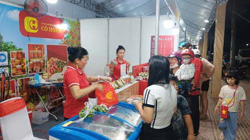Sản phẩm OCOP của địa phương được người tiêu dùng ưa chuộng.
