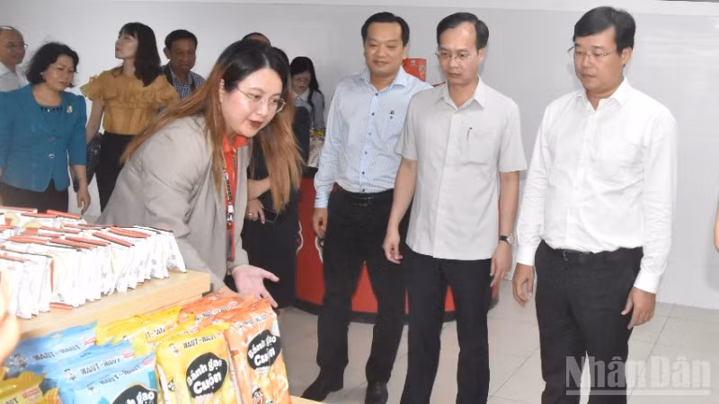 Lãnh đạo tỉnh Đồng Tháp thăm và làm việc với các doanh nghiệp trên địa bàn tỉnh.