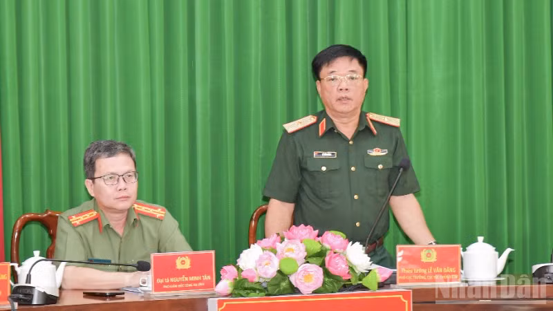 Thiếu tướng Lê Văn Đãng, Phó Cục trưởng Cục Tác chiến, Bộ Tổng Tham mưu, Quân đội nhân dân Việt Nam phát biểu tại buổi kiểm tra.