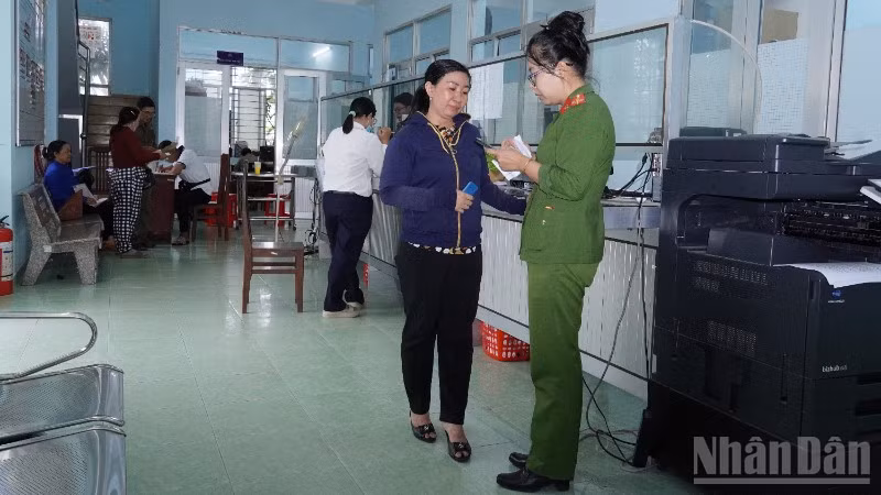 Công an phường Trung An (tỉnh Đồng Tháp) hướng dẫn người dân thực hiện thủ tục hành chính. (Ảnh: DUY PHƯƠNG)