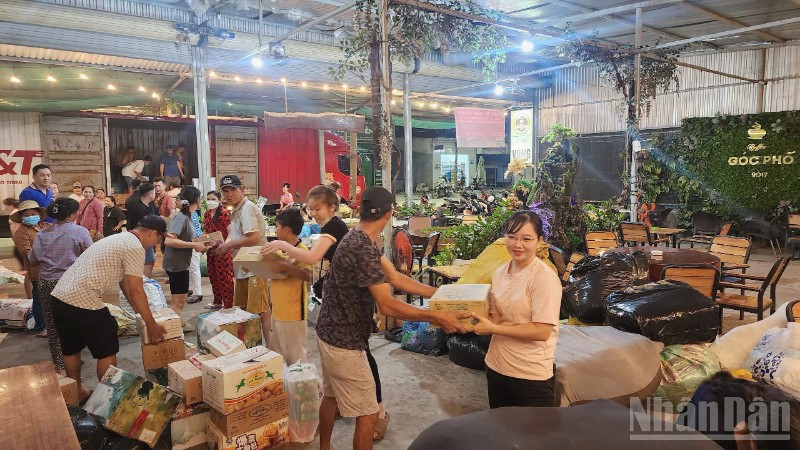 Câu lạc bộ thiện nguyện Từ Ái, phường Trung An, tỉnh Đồng Tháp chất hàng lên xe hướng ra miền Bắc.