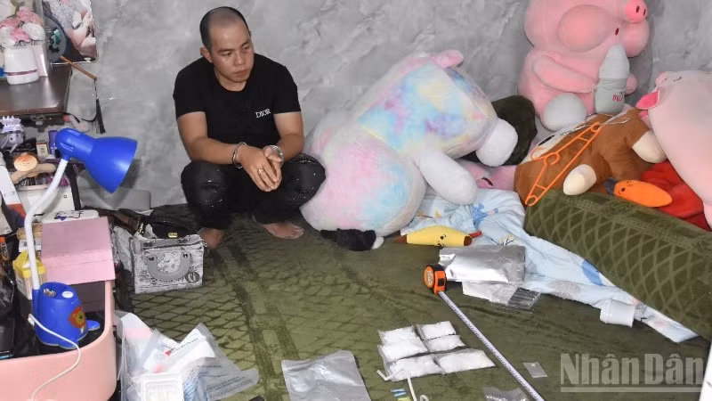 Nguyễn Công Tấn và số ma túy thu giữ tại nơi ở của đối tượng. 