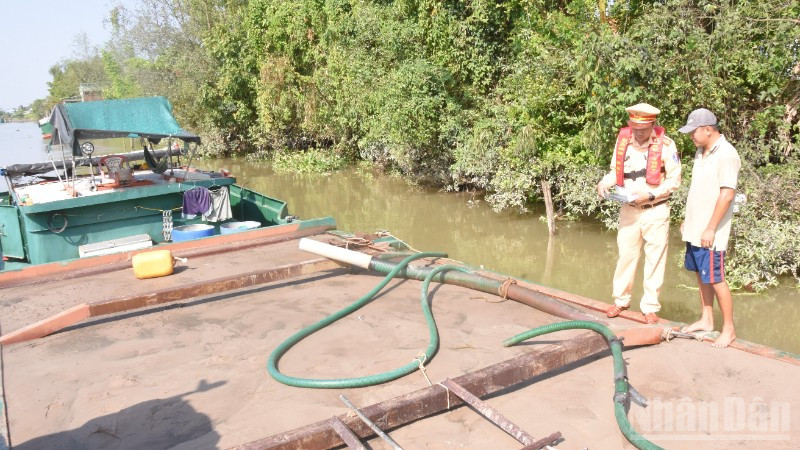 Lực lượng Công an tiến hành kiểm tra phương tiện có dấu hiệu vi phạm.