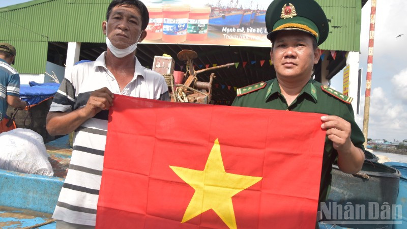 Tặng cờ và tuyên truyền khai thác hải sản bất hợp pháp, không báo cáo, không theo quy định cho ngư dân.