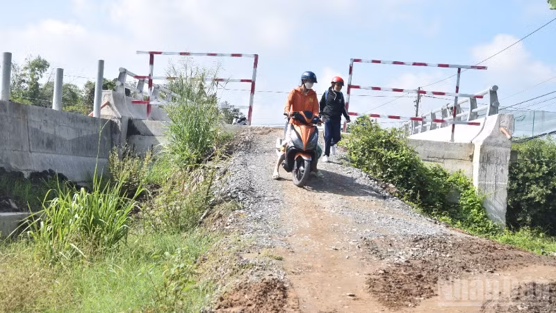 Người dân qua lại cầu Kênh Năng gặp nhiều khó khăn.