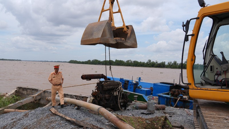 Tháo dỡ thiết bị bơm hút cát trái phép trên địa bàn tỉnh Đồng Tháp. (Ảnh: TRỌNG TÍN)