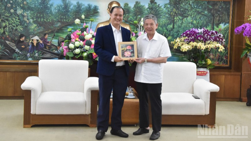 Công ty cổ phần Tập đoàn năng lượng Việt Sin đến Đồng Tháp để tìm hiểu cơ hội hợp tác.