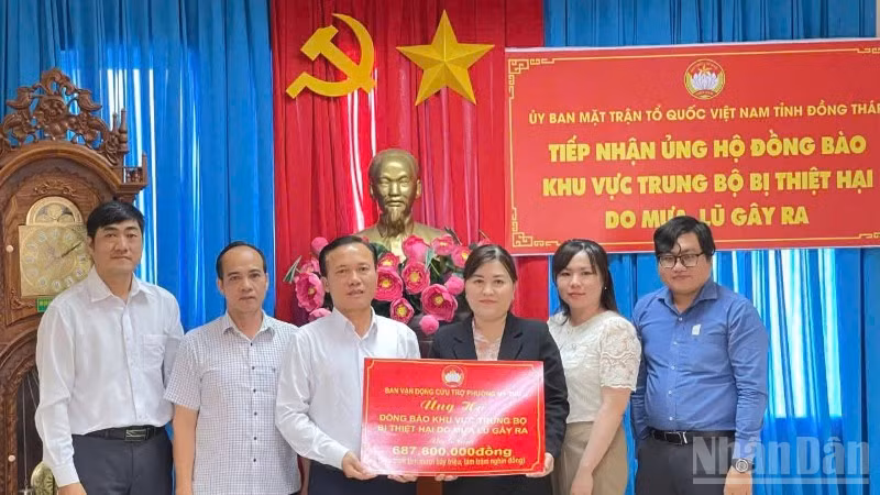 Các đơn vị ủng hộ đồng bào miền trung bị thiệt hại do mưa lũ gây ra.