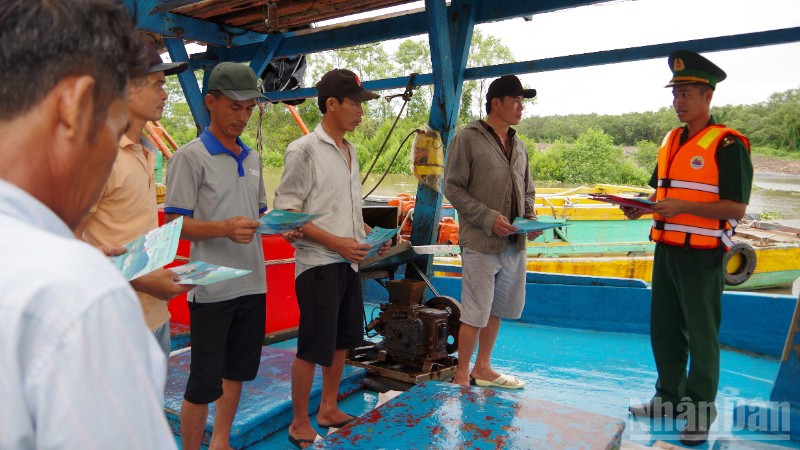 Bộ đội Biên phòng Đồng Tháp tuyên truyền về công tác chống khai thác IUU trên địa bàn. (Ảnh: ĐOÀN PHÁT)