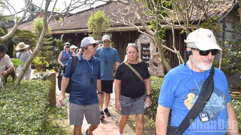 Du khách nước ngoài đến tham quan nhà cổ ông Kiệt vào ngày 2/12/2025.