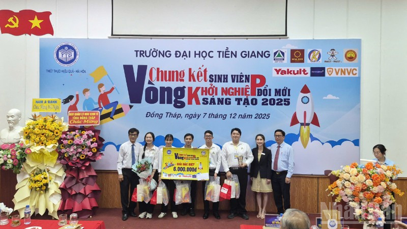 Ban tổ chức trao giải Đặc biệt cho Dự án “Chanh dây Plus-Đa dạng hóa sản phẩm từ chanh dây”. 