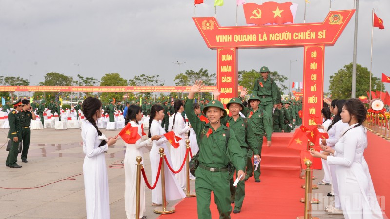 Thanh niên Đồng Tháp lên đường nhập ngũ sáng 5/3.