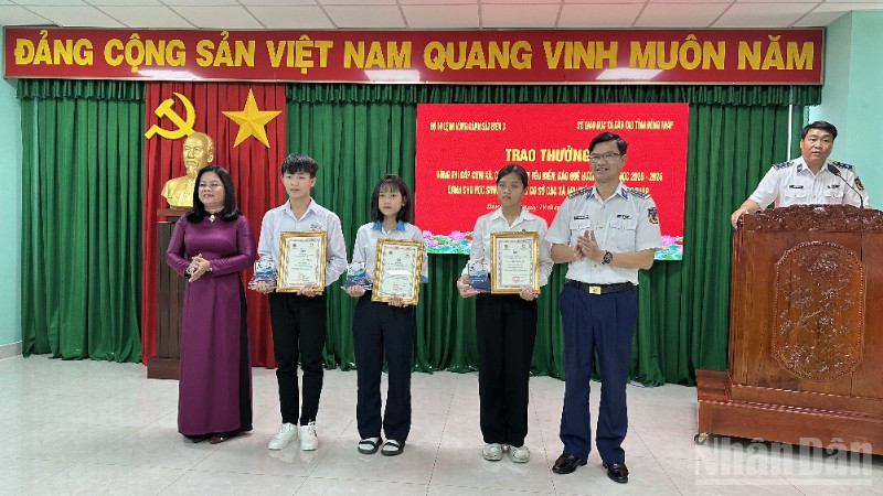Trao thưởng cho các em học sinh đạt thành tích xuất sắc trong cuộc thi trực tuyến "Em yêu biển đảo quê hương".