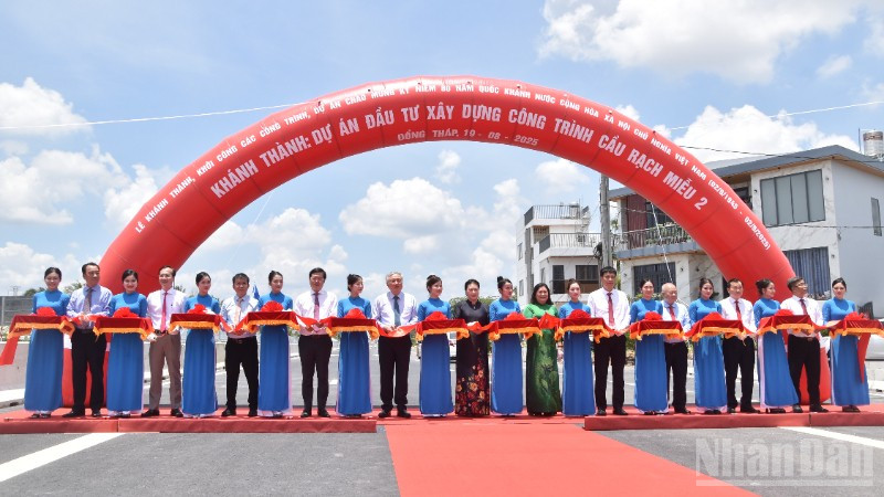Cắt băng khánh thành cầu Rạch Miễu 2.
