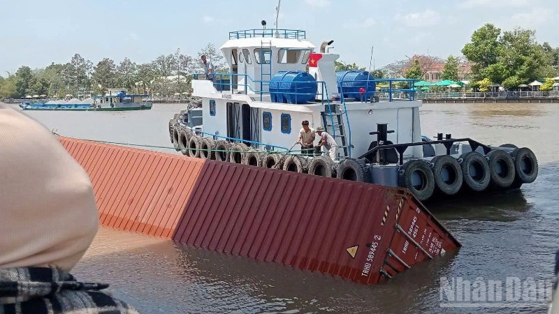 Thùng container rơi xuống kênh sau khi va chạm và dạ cầu dây Chợ Gạo. (Ảnh: Q.T)