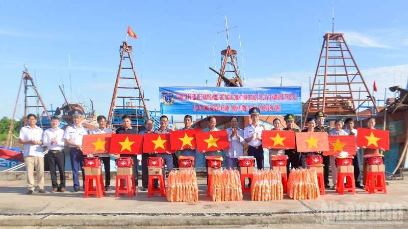 Bộ Tư lệnh Vùng Cảnh sát biển 3 tặng cờ và quà cho các ngư dân.