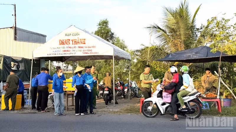 Lực lượng Công an phối hợp các đơn vị phát nước miễn phí cho bà con về quê ăn Tết.