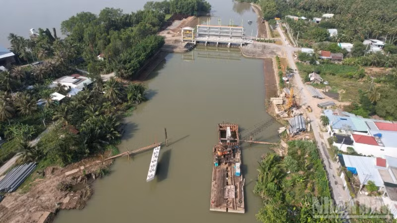 Đồng Tháp vận hành các cống để ngăn mặn, bảo vệ sản xuất cho người dân.