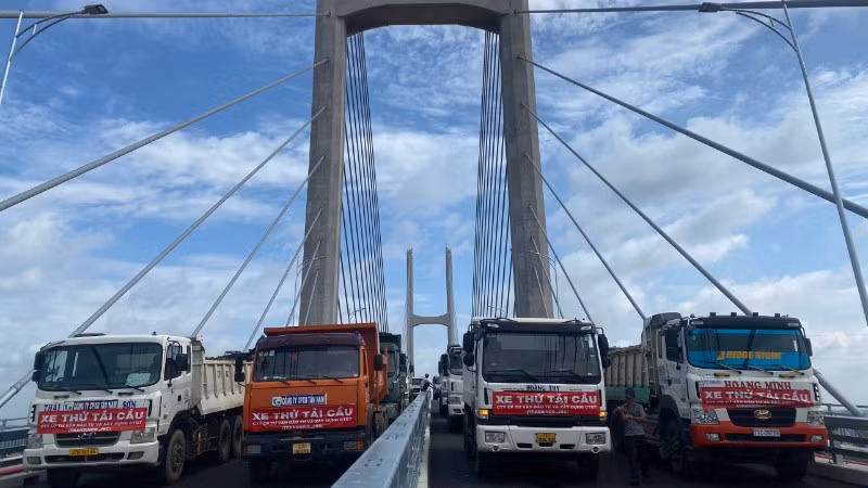 Các xe thử tải cầu Rạch Miễu 2 thành công.