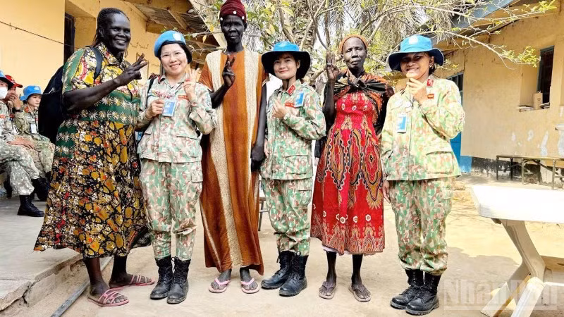 Những "bông hồng" của Việt Nam nói chung và Bệnh viện Quân y 120 nói riêng chụp ảnh lưu niệm cùng người dân sở tại.