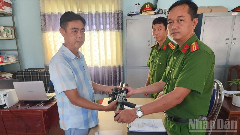 Anh Thắng giao nộp súng cho cơ quan Công an. 