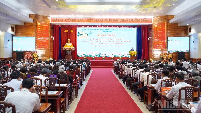 Quang cảnh buổi họp mặt.