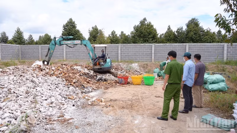 Lực lượng chức năng làm việc tại điểm đổ chất thải gây ô nhiễm môi trường trên địa bàn xã Ngũ Hiệp, tỉnh Đồng Tháp. (Ảnh: Trọng Tín)