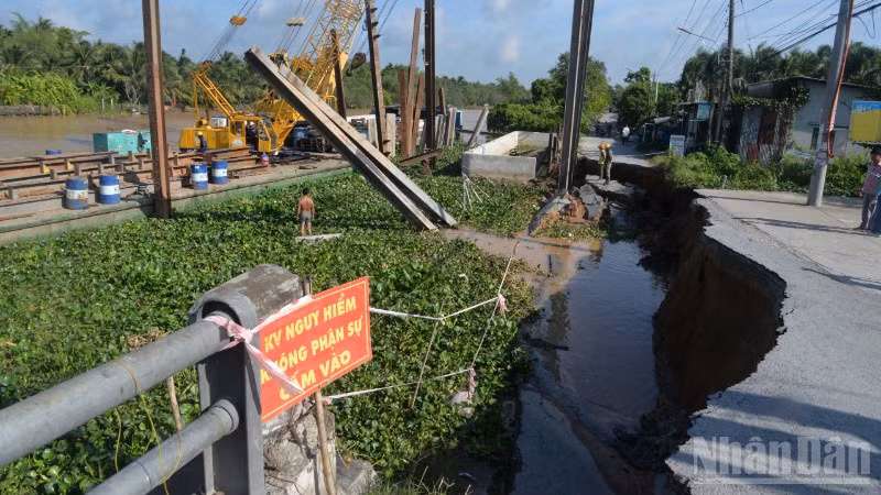 Vụ sạt lở nghiêm trọng xảy ra ở phần dốc cầu kênh Xáng Cụt.