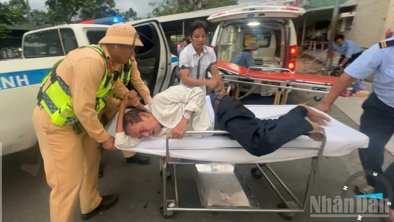 Cảnh sát giao thông đưa người bệnh đi cấp cứu kịp thời.