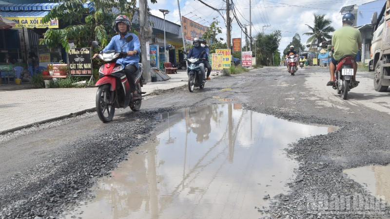 Nhiều tuyến đường ở tỉnh Đồng Tháp xuống cấp cần phải sửa chữa khẩn cấp nhằm phục vụ nhân dân đi lại.