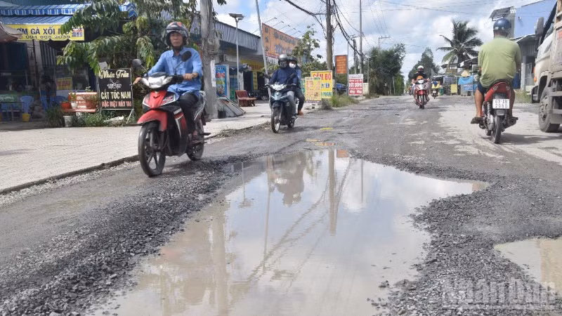 Nhiều tuyến đường ở tỉnh Đồng Tháp xuống cấp cần phải sửa chữa khẩn cấp nhằm phục vụ nhân dân đi lại.
