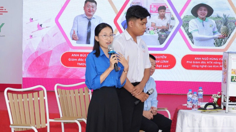 Các bạn thanh niên tỉnh Đồng Tháp đặt câu hỏi cho lãnh đạo Trung ương, địa phương tại chương trình.