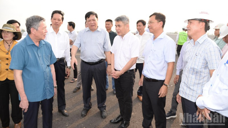 Lãnh đạo tỉnh Đồng Tháp thăm hỏi, động viên các đơn vị thi công cao tốc Cao Lãnh-An Hữu giai đoạn 1.