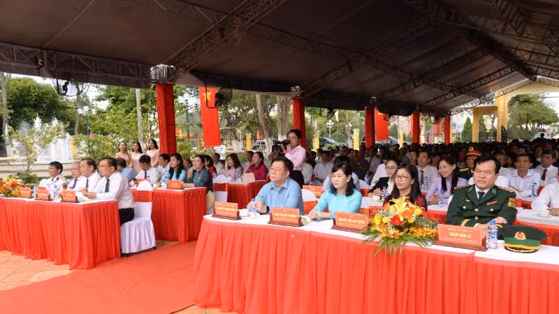 Đồng chí Nguyễn Trọng Nghĩa phát biểu tại buổi lễ.