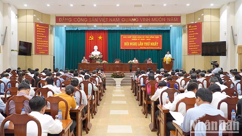 Các đại biểu tham dự hội nghị.