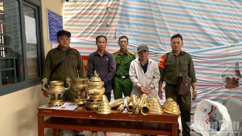 Công an xã Châu Thành bắt giữ 2 đối tượng cùng tang vật. (Ảnh: Anh Tuấn)
