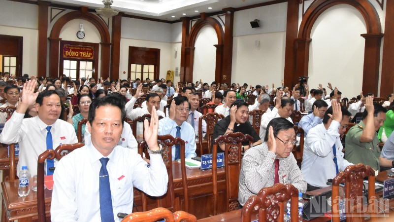 Các đại biểu biểu quyết thông qua dự thảo nghị quyết tại kỳ họp.