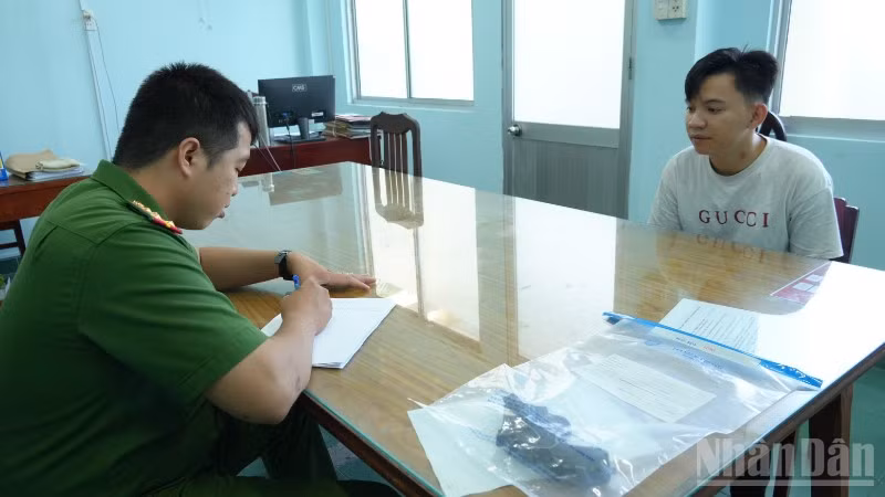 Đối tượng Nguyễn Tấn Phát tại cơ quan Công an.