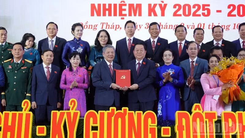 Đồng chí Nguyễn Trọng Nghĩa, Ủy viên Bộ Chính trị, Bí thư Trung ương Đảng, Trưởng ban Tuyên giáo và Dân vận Trung ương thay mặt Bộ Chính trị trao quyết định cho đồng chí Ngô Chí Cường. 