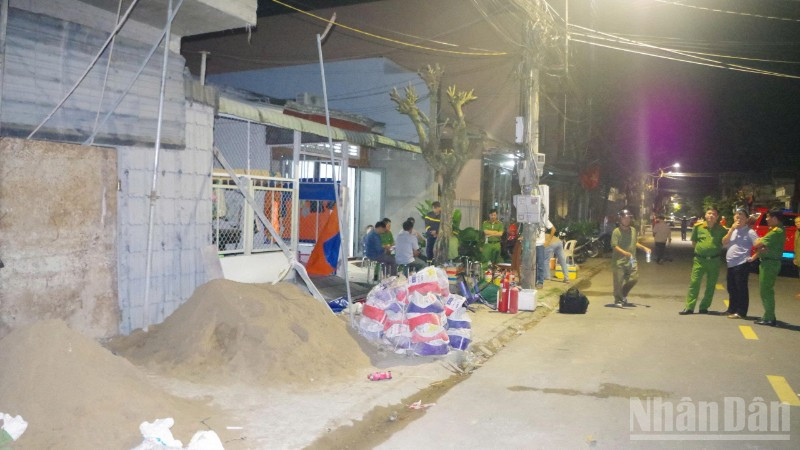 Hiện trường vụ cháy và lực lượng chức năng tích cực điều tra, làm rõ.