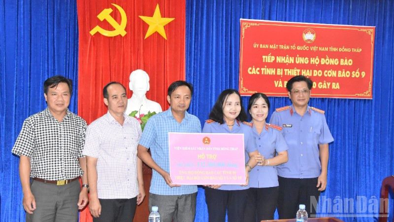 Viện Kiểm sát nhân dân tỉnh Đồng Tháp ủng hộ 132,3 triệu đồng cho nhân dân bị ảnh hưởng các cơn bão gây ra.