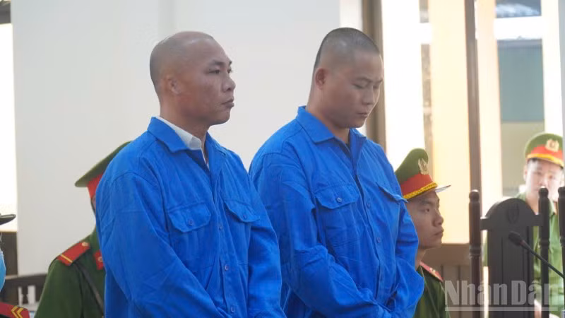 Hai bị cáo tại phiên tòa.