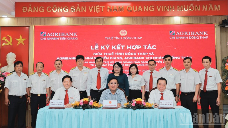 Thuế tỉnh Đồng Tháp và Ngân hàng Agribank chi nhánh Tiền Giang, Đồng Tháp ký cam kết đồng hành hỗ trợ hộ kinh doanh và doanh nghiệp.