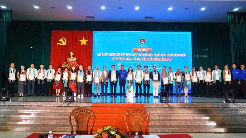 Các trí thức trẻ có nhiều đóng góp được tỉnh Đồng Tháp tuyên dương tại Tọa đàm.