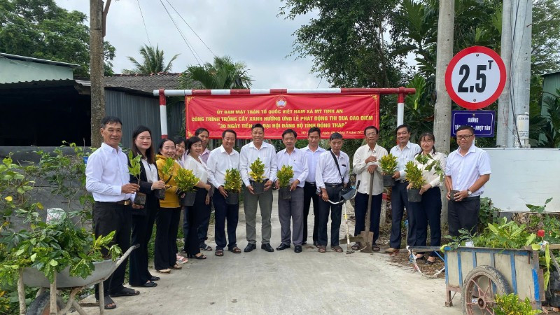 Ủy ban Mặt trận Tổ quốc xã Mỹ Tịnh An cùng các tổ chức chính trị-xã hội ra quân trồng cây xanh Chào mừng Đại hội Đảng bộ tỉnh Đồng Tháp lần thứ I, nhiệm kỳ 2025-2030.