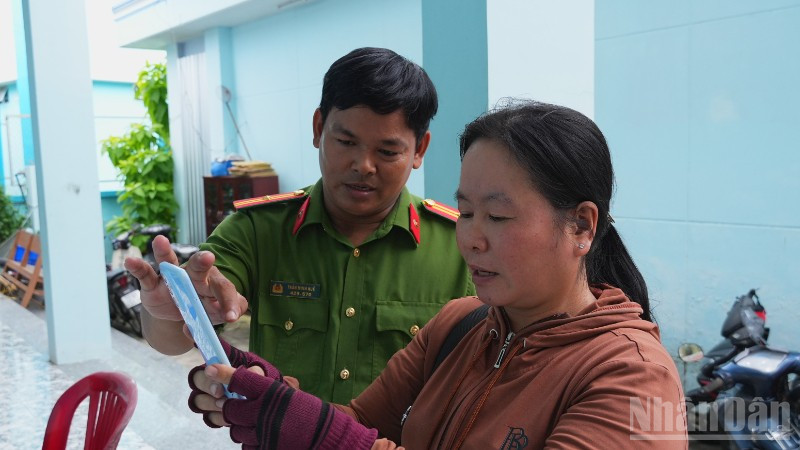Công an xã Tân Phước 3 (tỉnh Đồng Tháp) hướng dẫn người dân đăng ký tài khoản định danh điện tử VNeID.