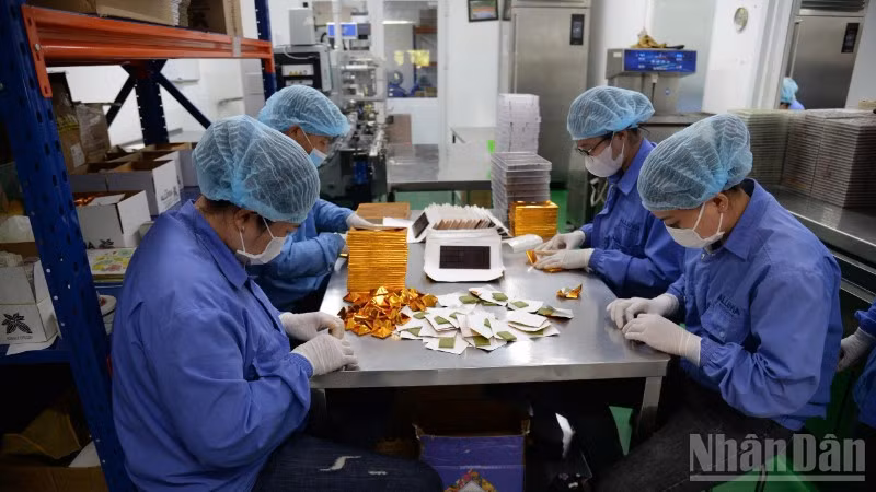 Công nhân Công ty trách nhiệm hữu hạn ca cao Xuân Ron Chợ Gạo đang làm ca cao thành phẩm.