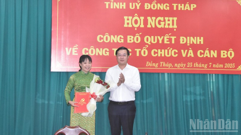 Đồng chí Lê Quốc Phong trao quyết định thành lập Báo và Phát thanh, Truyền hình Đồng Tháp.