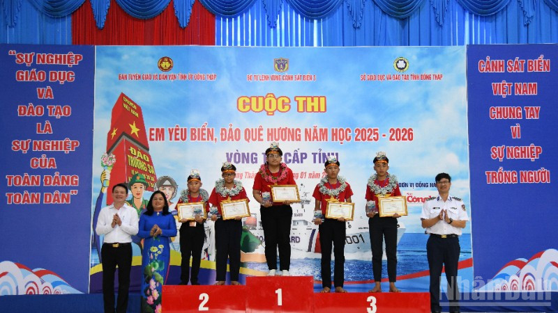 Trao giải Nhất, Nhì, Ba cho các em học sinh tham gia cuộc thi. 
