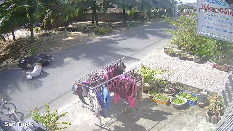 Hiện trường ông N.T.S ngã xuống do vướng dây cáp (Ảnh cắt từ clip).